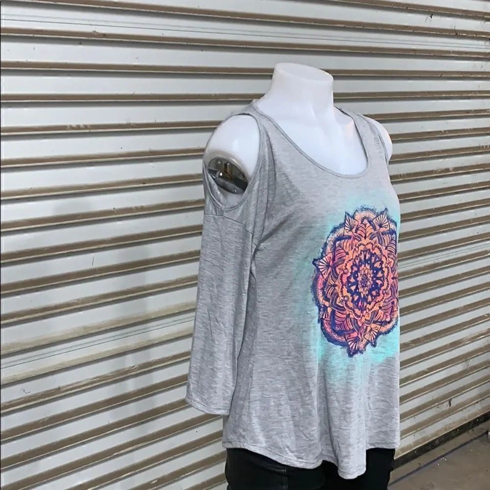 Jessica Simpson size small cold shoulder top - Picture 6 of 7
